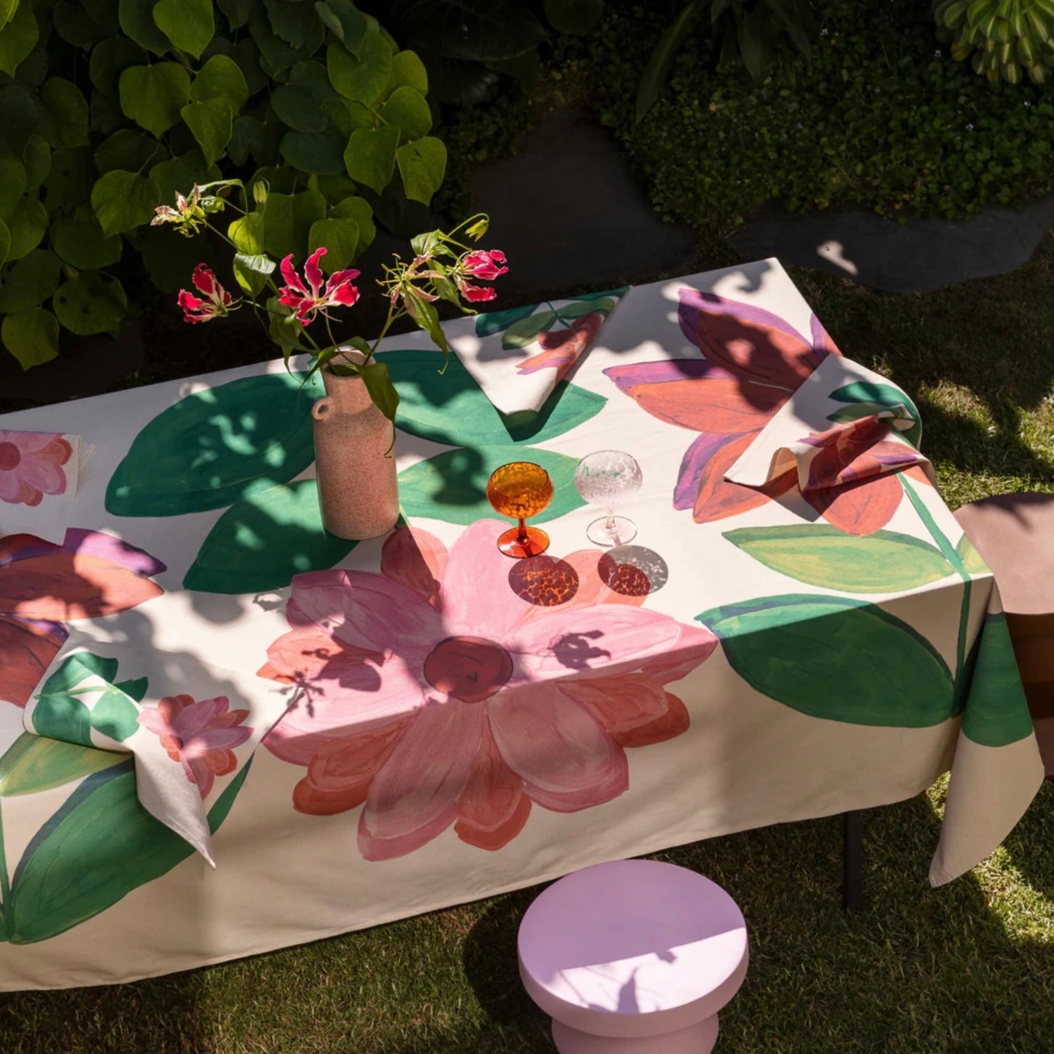 Bonnie &amp; Neil - Shasta Daisy Tablecloth - The Flower Crate